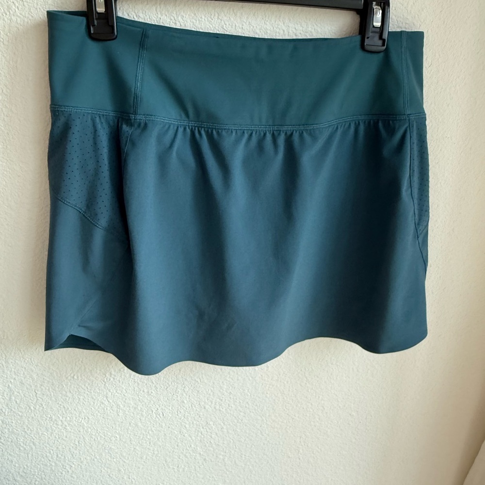 Athleta Run With It Skort 
Women’s Medium 
Color Teal (Blue/Green)